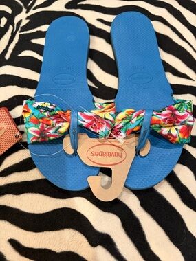 New with Tags Havaianas Blue Flip Flops with Tropical Floral Bow size 41 42
